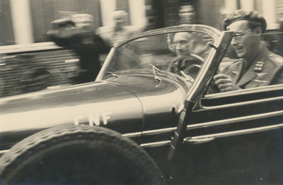 879281 Afbeelding van Prins Bernhard, bevelhebber van de Binnenlandse Strijdkrachten (B.S.), die per auto vertrekt na ...